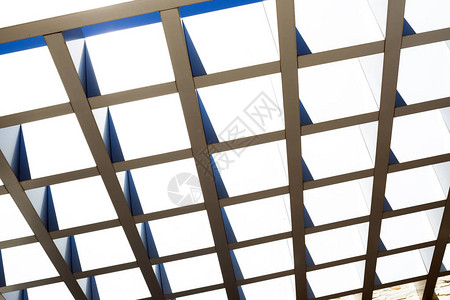 天花板或屋顶模块化钢结构的碎图片