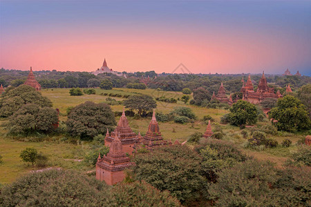日落时在缅甸巴甘Bagan的风图片