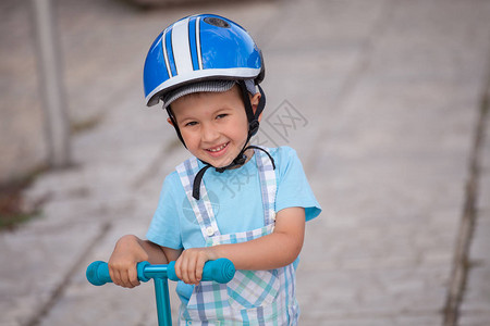 快乐的小男孩戴头盔在户外图片