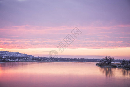 在寒冷的冬日早晨在湖上看太阳饭图片