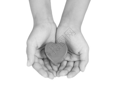 心脏护理医疗概念儿童手中的心黑白形图片
