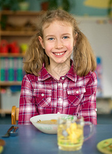 幼儿园午餐前的小女孩图片