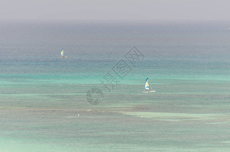 从加勒比海阿鲁巴岛西海岸对加勒比海的船只图片