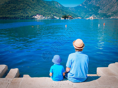 旅行概念父亲和儿子在图片