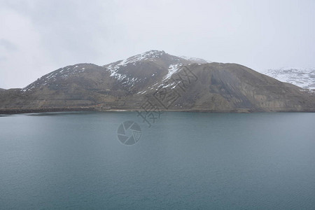 智利圣地亚哥山地湖泊雪图片