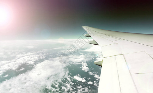 机翼飞机和旅行飞机概念图片