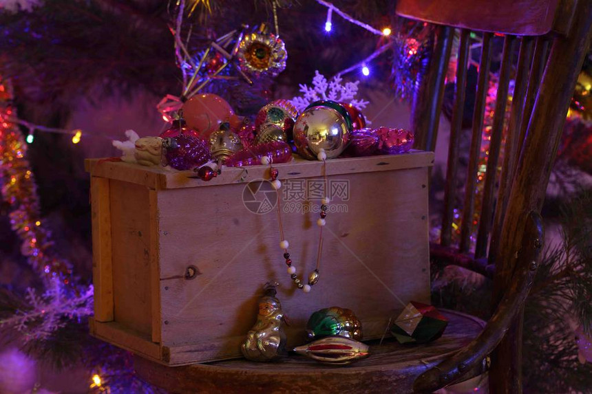 邮箱订单中圣诞树的圣诞玩具和珠子图片
