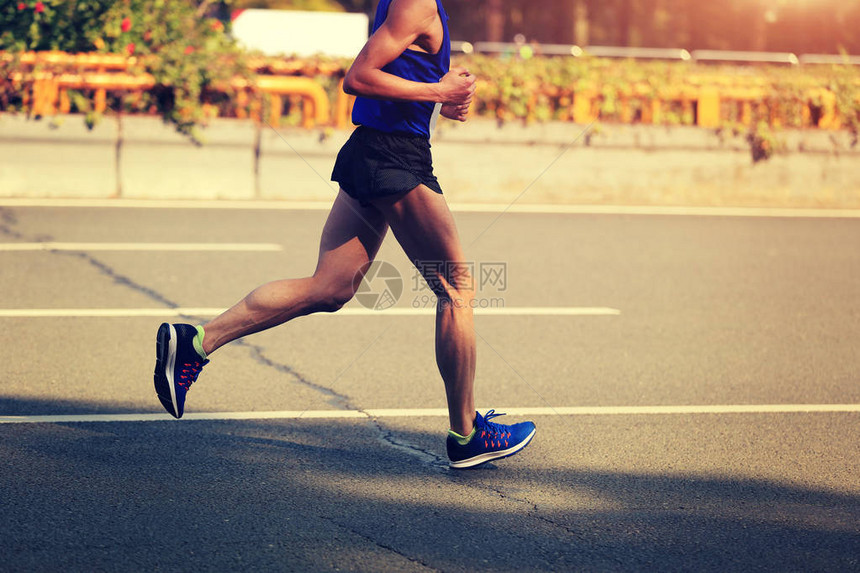 马拉松男跑步男子在城市公路上运图片