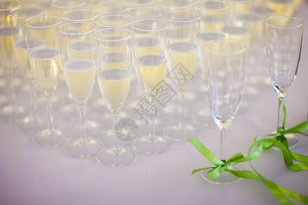 喜酒香槟传统敬酒邀请到新娘和背景图片