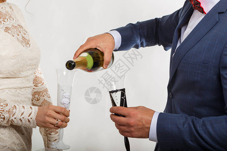 新娘和新郎用香槟图片