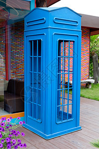 花园里的蓝色电话亭图片