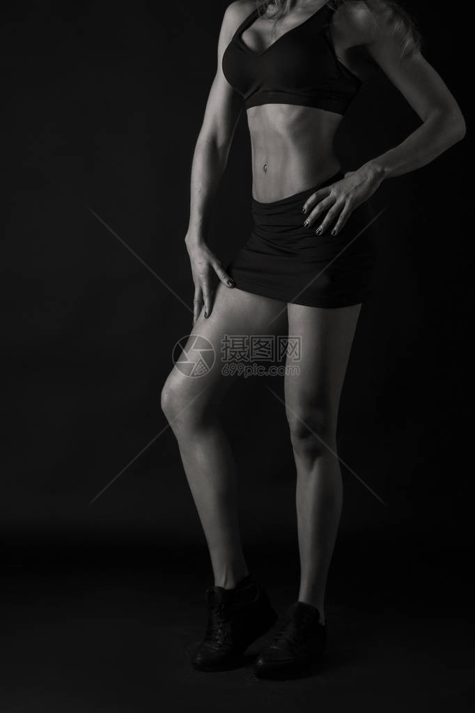 黑色背景上的身材健身女孩图片