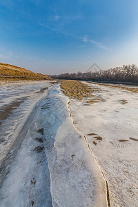 冬季风景有冰冻的河流图片