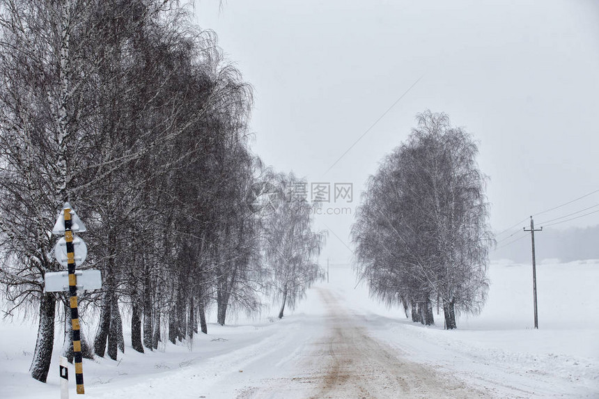 冬季道路上的降雪和雨夹雪冰雪路面冬季暴风雪图片