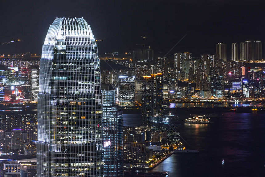 香港国际金融中心在晚上图片