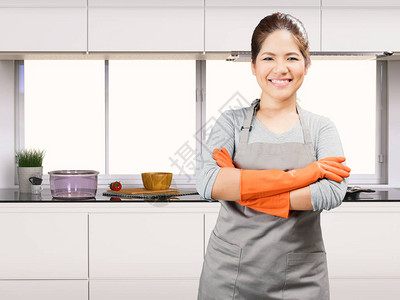 厨房内戴橡胶手套的图片