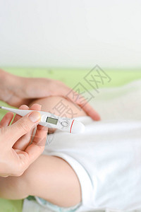 检查婴儿体温显示温度计高发烧单图片