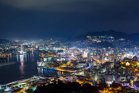 日本长崎市在晚上图片