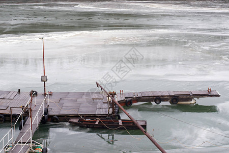 在寒冷的冬季河岸码头和冰冻图片