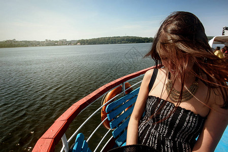 快乐的时装女时装风毛在船甲上玩乐暑假旅行概图片