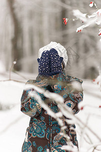 女孩在冬天的森林图片