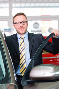 在经销商处卖车的推销员背景图片