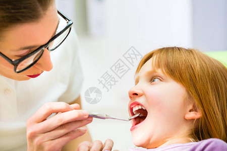 口腔外科中与孩子图片