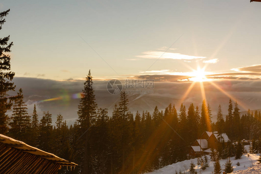 乌克兰喀尔巴阡山脉冬季风景天亮时图片