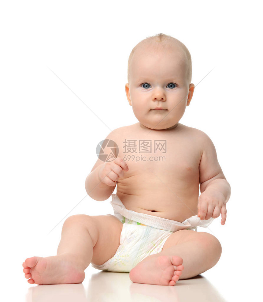 婴儿女婴赤身坐在尿布上看着孤立在白色图片