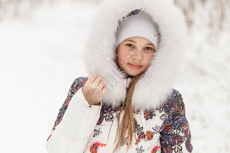 在冬季森林里玩耍的可爱女孩冬天孩子在露图片