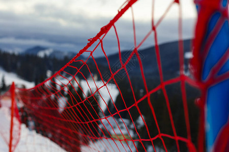 山地滑雪度假胜地防守网在明亮的冬日图片