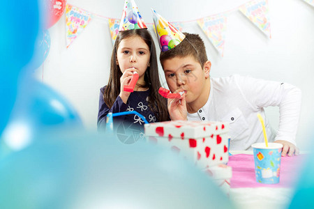 孩子们庆祝生日聚会图片