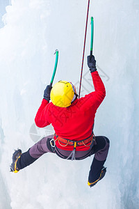 冰爪一名年轻的登山者在攀冰和寒冷天气下冬季体背景