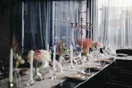 有美丽的花装饰的婚礼桌图片