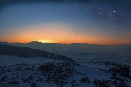 在山风景的冬天日落与银河图片