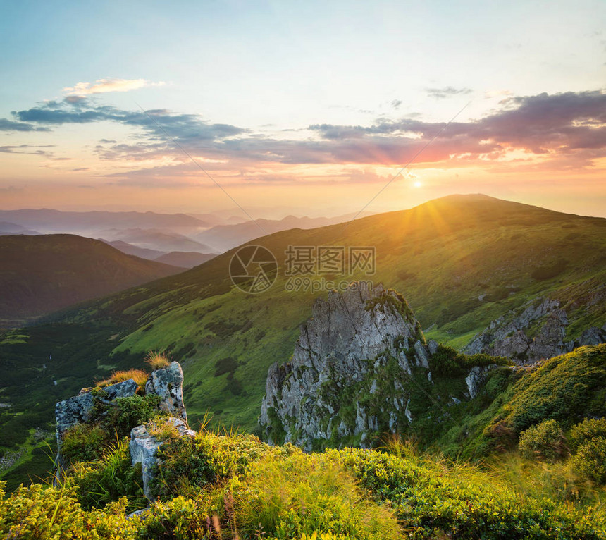 日落时的高岩石美丽的自然景观图片