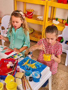 小学生在艺术学校课上画孩子在桌子上用颜料画气球背景上的孩子幼儿园女孩的顶视图绘画教育培养孩背景图片