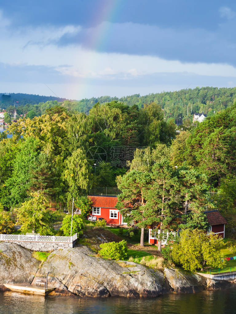 瑞典波罗的海石岛绿林小屋阳光明媚的图片