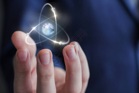 手中原子的象征图片