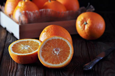 木质背景上成熟多汁的橙子多汁的柑橘图片