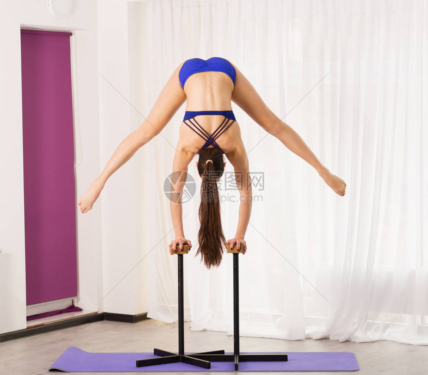 漂亮女人在健身室练习和伸展图片