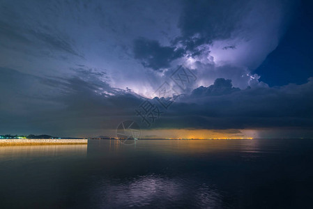 黑暗的夜晚海上风雨交加背景图片