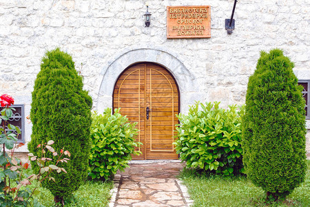 黑山Budva老城附近的Moraca修道院图书馆和绿色花图片