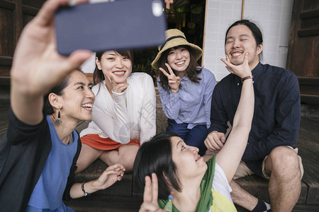 一群日本朋友聚众观光客集体拍背景图片