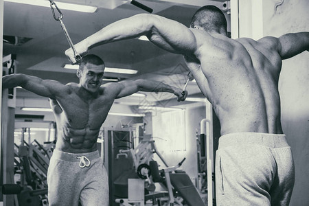 一个强壮的男人在健身房工作图片