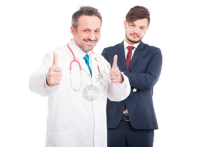医生或医生在身后露出像大拇指手势用白图片