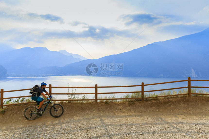 在加尔达湖骑山地自行车图片