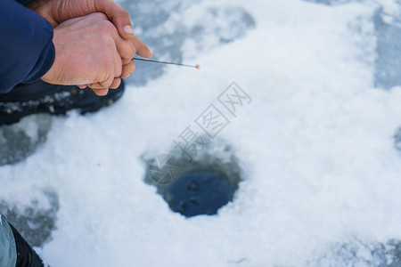 冬天在河冰上钓鱼图片