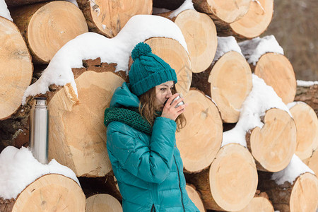 女孩在寒冷的冬天喝茶背景图片