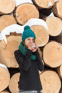 女孩在寒冷的冬天喝茶背景图片